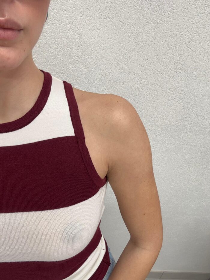 TOP CANOTTA RIGHE BIANCHE E BORDEAUX Kontatto