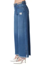 JEANS CUT OUT LINDSAY Relish Jeans modello flare in cotone con particolare cut out gioiello sui fianchi, fondo sfrangiato e spacchetti laterali.