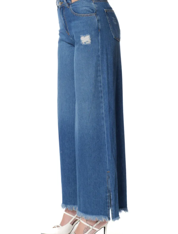 JEANS CUT OUT LINDSAY Relish Jeans modello flare in cotone con particolare cut out gioiello sui fianchi, fondo sfrangiato e spacchetti laterali.