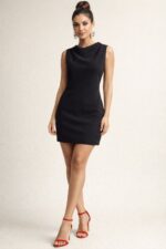 ABITO CORTO NERO KNOT SHANA DRESS Aniye By Abito corto a tubino smanicato con particolare nodo sulla schiena e dettaglio color argento. Chiusura con zip invisibile laterale.